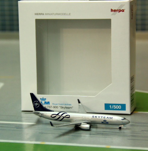 1:500 KLM B737-900