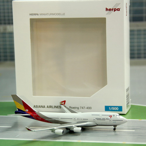 1:500 Asiana Airlines B747- ...