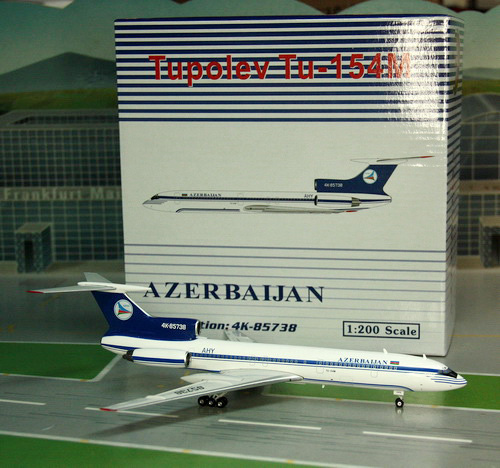 1:200 Azerbaijan Airlines T ...