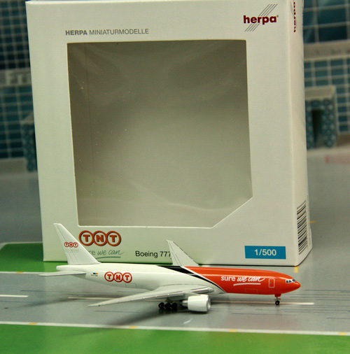 1:500 TNT B777F