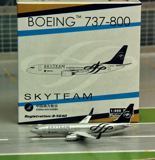 1:400 China Southern B737-8 ...