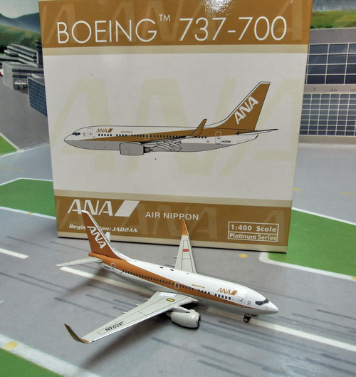 1:400 ANA B737-700