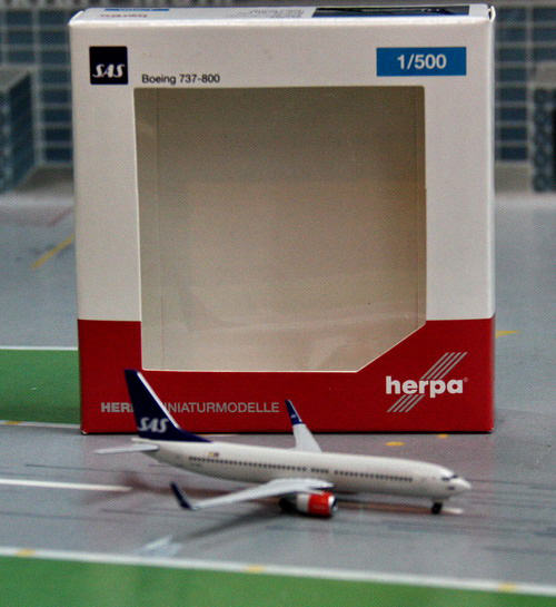 1:500 SAS B737-800