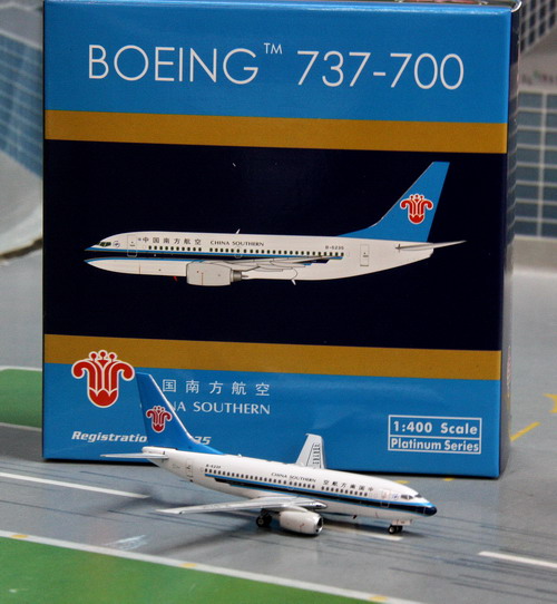 1:400 China Southern B737-7 ...