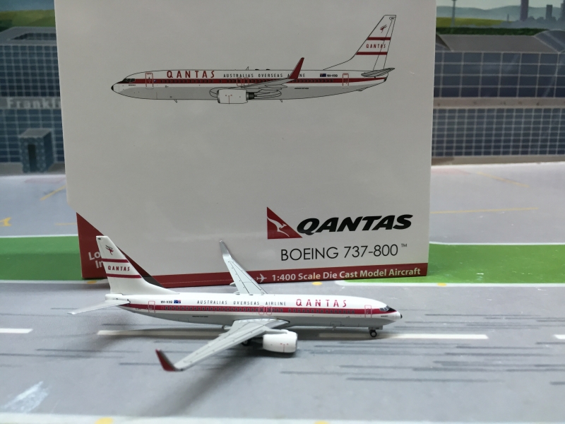 Qantas B737-800
