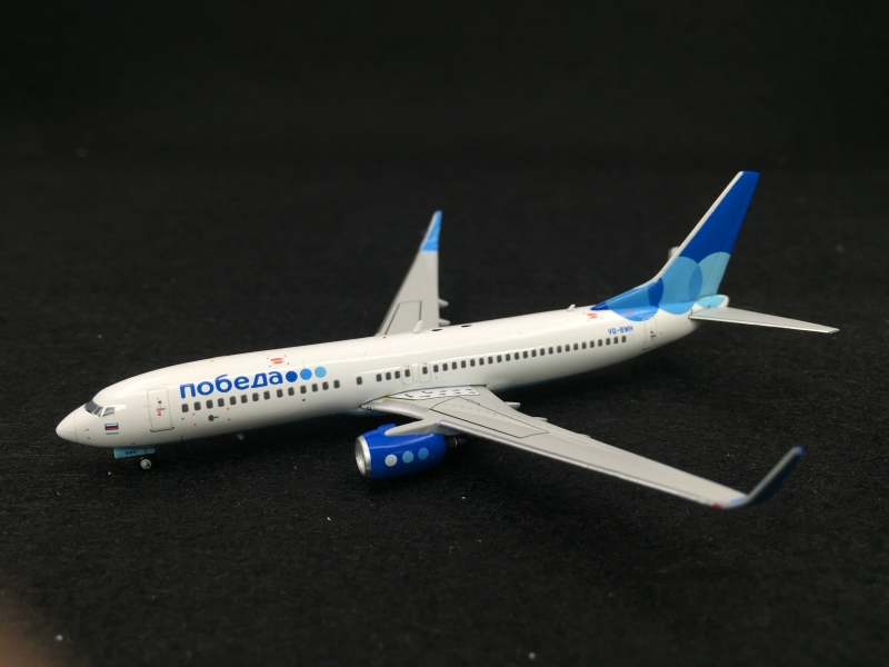 1:400 Pobeda B737-800