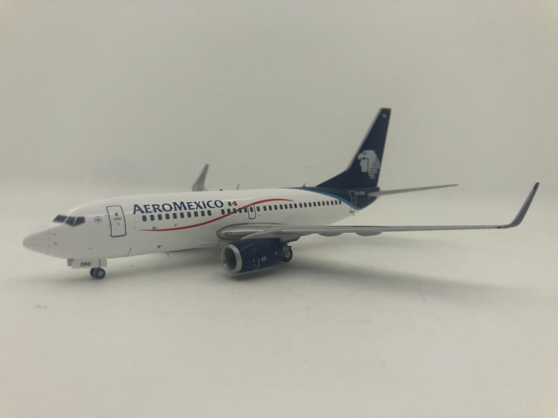 1:200 AeroMexico B737-700