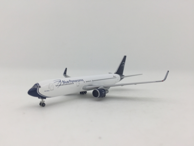 1:500 Blue Panorama B767-30 ...