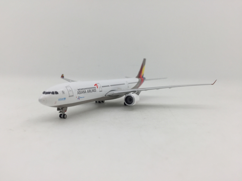 1:400 Asiana Ailines A330-3 ...