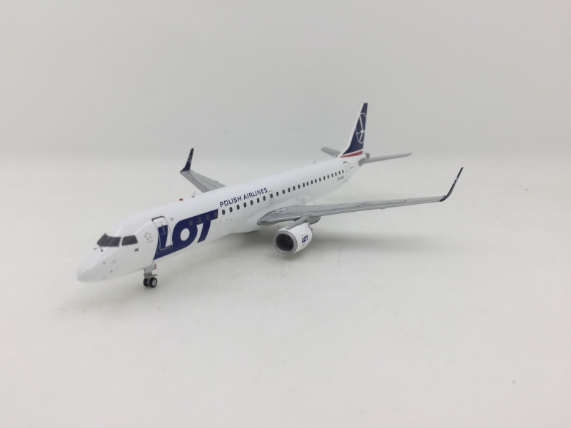 1:200 LOT ERJ-195