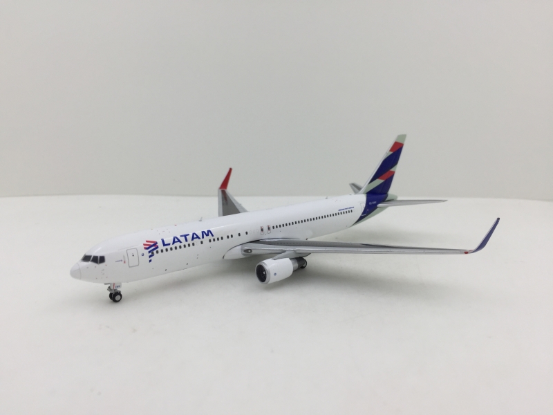 1:400 LATAM 767-300ER