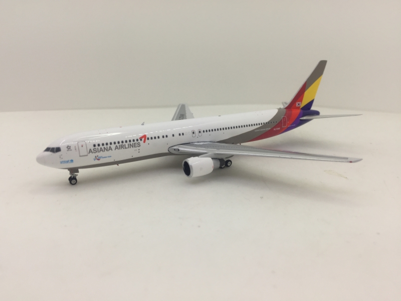 1:400 Asiana Airlines B767- ...