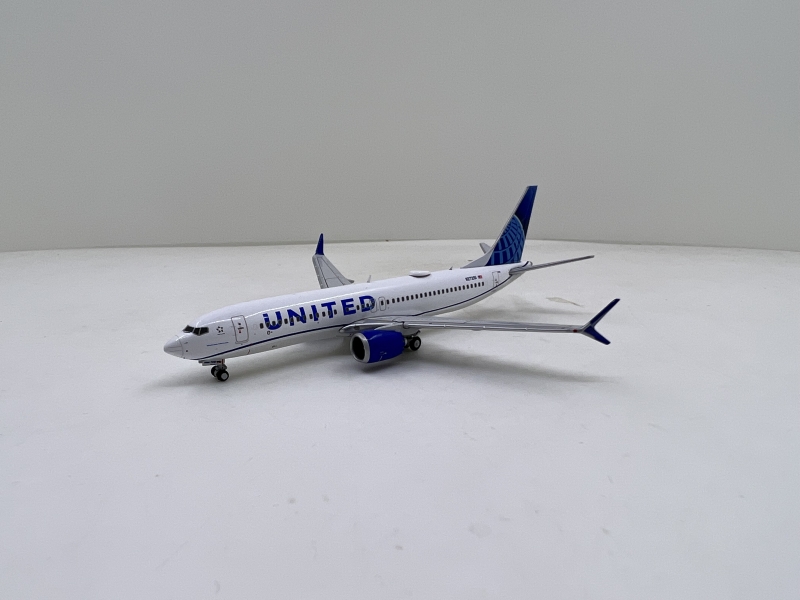 1:400 United Airlines B737  ...